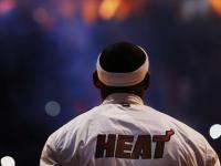 篮球赛场焦点！美国队对阵中国队，超级对决，球迷热情点燃赛场