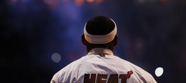 篮球赛场焦点！美国队对阵中国队，超级对决，球迷热情点燃赛场